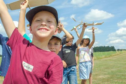 Der Wettbewerb im Zeitfliegen, die Kinder warfen ihre selbstgebauten Gleiter